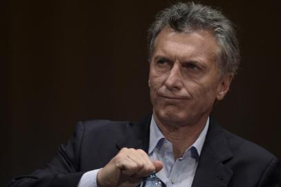  

Argentina's president elect Mauricio Macri gestures during a press conference in Buenos Aires on November 23, 2015 the day after winning the run-off election against the ruling "Frente para la Victoria" party candidate Daniel Scioli. Macri, a former football executive expected to be Argentina's most economically liberal leader since the 1990s, promised a "marvelous" new era for his country, beleaguered by years of economic instability.       AFP PHOTO / JUAN MABROMATA / AFP / JUAN MABROMATA

Editoria: POL
Local: Buenos Aires
Indexador: JUAN MABROMATA
Secao: national elections
Fonte: AFP
Fotógrafo: STF