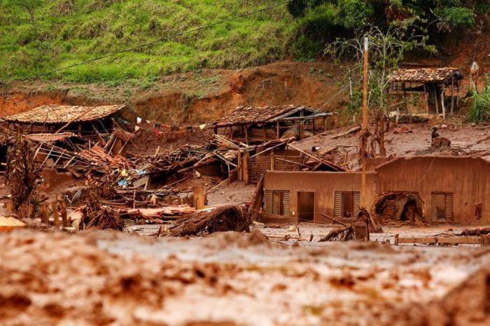 G1 - Pearl Jam vai doar US$ 100 mil para atingidos pela tragédia em Mariana  - notícias em Desastre Ambiental em Mariana