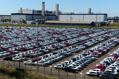  PORTO ALEGRE,  RS-  BRASIL, 16/07/2013, 14:00HS - GM faz lançamento dos carros Onix e Prisma na fábrica de Gravataí.  Pátio da GM lotado de carros. (FOTO: FERNANDO GOMES / ZERO HORA)