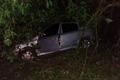 Colisão entre carro e carreta deixa três feridos na BR-158 em Santa Maria