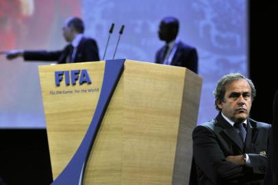  (FILES) This file picture taken on June 1, 2011 shows UEFA president Michel Platini waiting for the start of the 61st FIFA congress at the Zurich Hallenstadion in Oerlikon near Zurich.  The FIFA's ethics committee is seeking life ban against Platini, his lawyer said on November 24, 2015 Lausanne.    AFP PHOTO / FABRICE COFFRINI / AFP / FABRICE COFFRINIEditoria: SPOLocal: ZurichIndexador: FABRICE COFFRINISecao: soccerFonte: AFPFotógrafo: STF