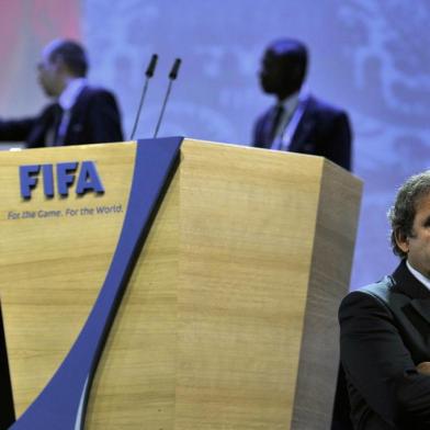  (FILES) This file picture taken on June 1, 2011 shows UEFA president Michel Platini waiting for the start of the 61st FIFA congress at the Zurich Hallenstadion in Oerlikon near Zurich.  The FIFA's ethics committee is seeking life ban against Platini, his lawyer said on November 24, 2015 Lausanne.    AFP PHOTO / FABRICE COFFRINI / AFP / FABRICE COFFRINIEditoria: SPOLocal: ZurichIndexador: FABRICE COFFRINISecao: soccerFonte: AFPFotógrafo: STF