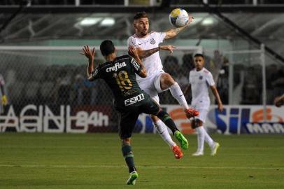 Lucas Lima e Gabriel, durante clássico entre Santos e Palmeiras.