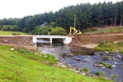 Interditada desde o primeiro semestre de 2012, a ponte na localidade de Fazenda do Contrato, no distrito de Cazuza Ferreira, foi devolvida à comunidade. A prefeitura concluiu a obra na semana passada. 