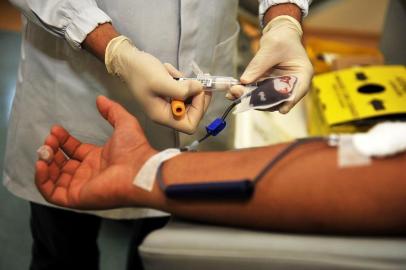  JARAGUÁ DO SUL, SC, BRASIL (10-09-2015) - Retirada de amostra de sangue de doador de medula óssea do Hemosc  de Jaraguá do Sul para teste de compatibilidade. (Foto: Maykon Lammerhirt, Agencia RBS)