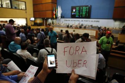  PORTO ALEGRE, RS, BRASIL - 25-11-2015 - vereadores votam projeto que proíbe Uber em Porto Alegre. Galerias do plenário estão lotadas, incluindo taxistas favoráveis à proposta e estudantes, contrários (FOTO: ADRIANA FRANCIOSI/AGÊNCIA RBS)