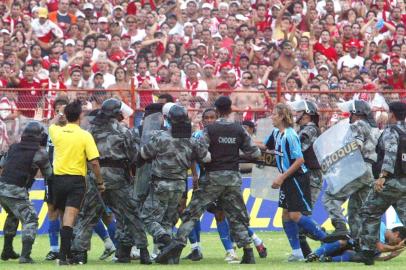 Náutico x Grêmio - campeonato brasileiro da Série B, confusão entre os jogadores do Grêmio com o juiz Djalma Beltrami, por causa da marcação do segundo pênalti marcado contra a equipe gáucha#PÁGINA:05067A -  RECIFE , 26/11/05 , Campeonato Brasileiro / Grêmio X Nautico - Lance do jogo entre o Grêmio X Nautico pelo Campeonato Brasileiro da serie B no Estádio dos Aflitos em Recife .Foto: Hans von Manteuffel / Agência O Globo Fonte: AG Fotógrafo: Hans Von Manteuffe