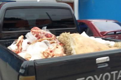 Quase 4 toneladas de carne estragada são apreendidas em mercados de Santa Maria