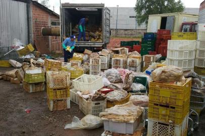 Pelo menos 20 toneladas de carne imprópria parao consumo foram apreendidas em dois supermercados de Santa Maria nesta sexta-feira. A operação é do Grupo de Combate ao Comércio Clandestino e Abiegato, composto pela Vigilância Sanitária, Brigada Militar, Serviço de Inspeção Municipal, Seapa e Polícia Civil.