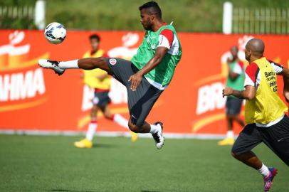  

PORTO ALEGRE, RS, BRASIL - 04-11-2014 - Inter treino no CT Parque Gigante. Pensando no Gre-Nal do próximo domingo, 09.Na foto o zagueiro Thales. (FOTO: MAURO VIEIRA/AGÊNCIA RBS)