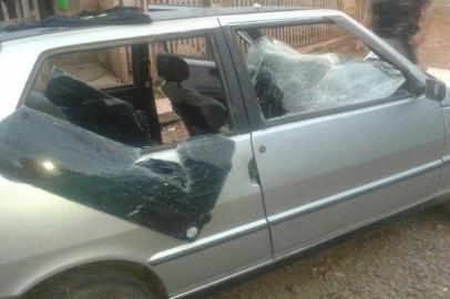 Carro de sargento da Brigada Militar de Gravataí encontrado crivado de tiros no Bairro Vila Rica. O sargento está desaparecido.