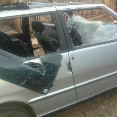 Carro de sargento da Brigada Militar de Gravataí encontrado crivado de tiros no Bairro Vila Rica. O sargento está desaparecido.