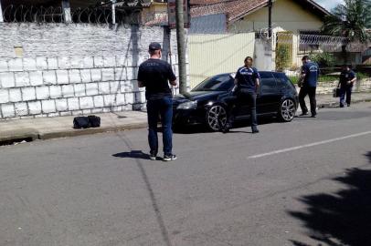 Casal morto a tiros dentro de carro no Bairro Cristo Rei, em São Leopoldo.