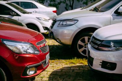  PORTO ALEGRE, RS, BRASIL, 27/11/2015 : Pelos números da SSP, o crime de roubo de carros deve encerrar o ano com o maior número da história no Estado, desde que a secretaria começou a fazer a contagem em 2002. Carros recuperados pela polícia no pátio do DEIC, que estão aguardando perícia ou devolução aos donos. (Omar Freitas/Agência RBS)Indexador: Omar Freitas