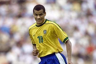 O jogador da Seleçõa brasileira Rivaldo, no jogo contra a Tailândia.FIFA Player of the Year Rivaldo of Brazil eyes the ball 23 February 2000 during the Thailand vs Brazil match at the 31st King's Cup at Rajamangala National Stadium in Bangkok.  (ELECTRONIC IMAGE) AFP PHOTO/Pornchai KITTIWONGSAKUL#PÁGINA:64#EDIÇÃO: 2ª Fonte: AFP Fotógrafo: PORNCHAI KITTIWONGSAKUL