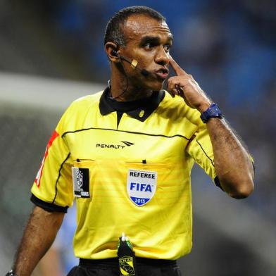  PORTO ALEGRE, RS, BRASIL - 09-08-2015 - Grêmio e Inter se enfrentam na Arena, pela 17ª rodada do Brasileirão. Gre-Nal de 407 (FOTO: DIEGO VARA/AGÊNCIA RBS)Arbitragem Dewson Fernando Freitas da SIlva