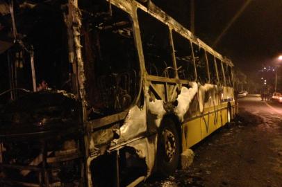 ônibus e lotação incendiados na zona sul de Porto Alegre, rdgol