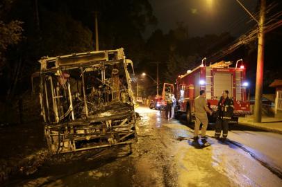  PORTO ALEGRE, RS, BRASIL 01/12/2015 - Ônibus incendiado na Avenida Oscar Pereira. (FOTO: JEFFERSON BOTEGA, AGÊNCIA RBS).