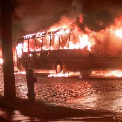 PORTO ALEGRE, RS, BRASIL (01/12/2012): Incêndio em ônibus na Rua Ventos do Sul, no bairro Jardim Vila Nova