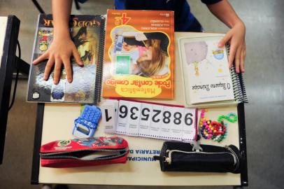  CAXIAS DO SUL, RS, BRASIL, 01/12/2015. A lição 21 da série Educação em pauta fala sobre material escolar. A professora Marilda Sirena de Ross e os alunos do 4º ano da Escola Municipal de Ensino Fundamental Caldas Júnior foram convidados a mostrar o que levam para a sala de aula. (Diogo Sallaberry/Agência RBS)Indexador: Felipe Nyland