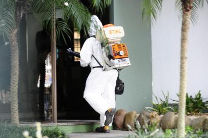  PORTO ALEGRE, RS, BRASIL - 03-12-2015 - Região do bairro Santana, em Porto Alegre, é pulverizada após suspeita de zika vírus (FOTO: RONALDO BERNARDI/AGÊNCIA RBS)