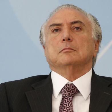 TEMER EM CERIMÔNIA NO PLANALTODF - DILMA/RADIODIFUSÃO - POLÍTICA - O vice-presidente Michel Temer durante   cerimônia de assinatura de portaria que estabelece os   critérios de adaptação de outorgas das empresas de   radiodifusão, incluindo os valores para mudança de faixa do   AM para FM, no Palácio do Planalto, em   Brasília.    24/11/2015 - Foto: DIDA SAMPAIO/ESTADÃO CONTEÚDOEditoria: POLÍTICALocal: BRASÍLIAIndexador: DIDA SAMPAIOFotógrafo: ESTADÃO CONTEÚDO