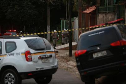  PORTO ALEGRE, RS, BRASIL- 05/12/20152015: Dois homens e uma mulher foram executados com tiros na cabeça na tarde deste sábado, no Parque Santa Fé, no bairro Rubem Berta, em Porto Alegre. O crime ocorreu na esquina das ruas Álvaro Barcellos e Telino Chagas, onde os três jovens teriam sido retirados de dentro de um Gol prata, com placa de Novo Hamburgo, e assassinados.  (FOTO: CARLOS MACEDO/AGÊNCIA RBS)