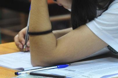  SANTA MARIA , RS , BRASIL , 01/12/2015Vestibular da Unifra -  4,131 candidatos tentam uma vaga nos cursos de graduação do Centro Universitário Franciscano (Unifra). A prova ¿ com 65 questões e redação ¿ é aplicada das 8h ao meio dia, nos conjuntos um e três, na Rua dos Andradas e Silva Jardim, respectivamente. FOTO JEAN PIMENTEL / AGÊNCIA RBS, GERAL