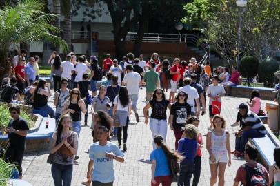  PORTO ALEGRE, RS, BRASIL, 05-12-2015.Chegadas dos alunos no vestibular da PUC. (FOTO ANDRÉA GRAIZ/AGÊNCIA RBS).