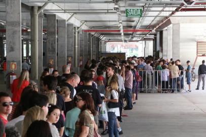  PORTO ALEGRE, RS, BRASIL, 07-12-2015. Fila para compra de ingressos do Rolling Stones. (FOTO: TADEU VILANI/AGÊNCIA RBS)