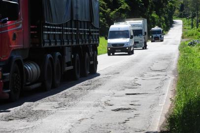  Bento Gonçalves, RS, Brasil (25/11/2015). Serra Imobilizada: os problemas da BR-470, que não é duplicada, o asfalto está se deteriorando em diversos pontos e há dezenas de buracos. A reportagem percorreu o trecho de Carlos Barbosa a Vila Flores, passando por Bento Gonçalves e Nova Prata. NA FOTO,  trecho da BR-470,  Bento Gonçalves, nas imediações da     (Roni Rigon/Pioneiro)