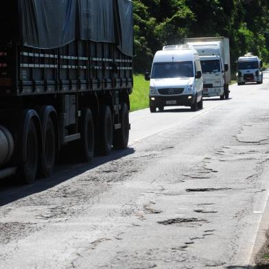  Bento Gonçalves, RS, Brasil (25/11/2015). Serra Imobilizada: os problemas da BR-470, que não é duplicada, o asfalto está se deteriorando em diversos pontos e há dezenas de buracos. A reportagem percorreu o trecho de Carlos Barbosa a Vila Flores, passando por Bento Gonçalves e Nova Prata. NA FOTO,  trecho da BR-470,  Bento Gonçalves, nas imediações da     (Roni Rigon/Pioneiro)