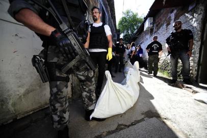  Porto Alegre, RS, Brasil, 08-12-2015. A Tropa de Choque da Brigada Militar foi acionada e faz buscas na zona sul da Capital após a execução de duas pessoas no bairro Cristal e uma tentativa de assalto a ônibus na Vila Cruzeiro. (FOTO: RONALDO BERNARDI/AGÊNCIA RBS)