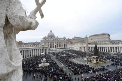  Papa Francisco abre a porta santa na basílica de São Pedro para marcar o início do Ano Jubilar da Misericórdia, no Vaticano. Na tradição católica, o ato simboliza um convite da Igreja para os devotos entrarem em um relacionamento renovado com Deus.Editoria: RELLocal: Vatican CityIndexador: ANDREAS SOLAROSecao: religious leaderFonte: AFPFotógrafo: STF