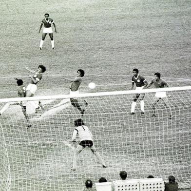 Inter 1x0 Cruzeiro - Campeonato Brasileiro de 1975 (Decisão), em destaque o famoso gol iluminado de Figueroa#ENVELOPE: 111687 Fotógrafo: Juan Carlos Gomez, Agência RBS