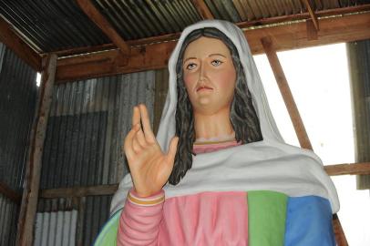 FARROUPILHA, RS, BRASIL, 10/12/2015. A curiosidade dos devotos de Nossa Senhora de Caravaggio em conferir de perto a nova estátua da santa mais querida da Serra Gaúcha está prestes a ser saciada. No domingo, após a missa celebrada às 11h, o grande manto azul que tapa a nova estátua será revelado, e a obra de Gilmar Pocai e Luciana Machado será colocada à prova da comunidade. Ela irá substituir a existente na RSC-453 no acesso ao santuário. (Porthus Junior/Pioneiro)