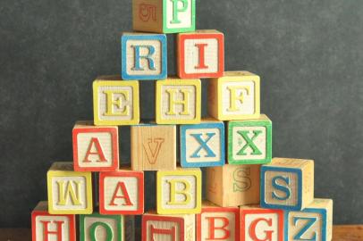 Blocos de letras, blocos de alfabeto, blocos de brinquedo.