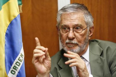  PORTO ALEGRE, RS, BRASIL, 09-12-2015: O deputado estadual Ibsen Pinheiro concede entrevista em seu gabinete na Assembleia Legislativa do RS. (Foto: Mateus Bruxel / Agência RBS)Indexador: Mateus_Bruxel