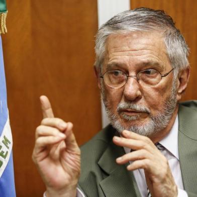  PORTO ALEGRE, RS, BRASIL, 09-12-2015: O deputado estadual Ibsen Pinheiro concede entrevista em seu gabinete na Assembleia Legislativa do RS. (Foto: Mateus Bruxel / Agência RBS)Indexador: Mateus_Bruxel