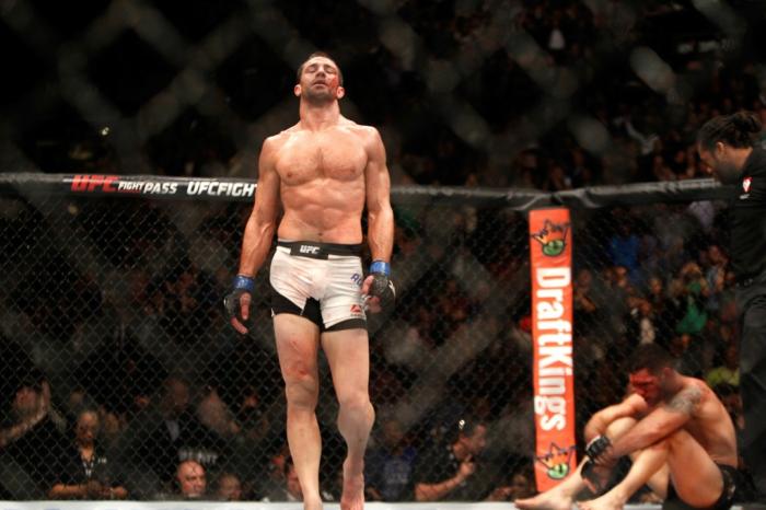 Luke Rockhold derrota Chris Weidman