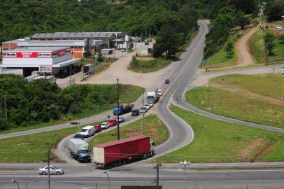  

Serra Gaúcha, RS, Brasil . Serra Imobilizada: os problemas da BR-470,que não é duplicada, o asfalto está se deteriorando em diversos pontos e há dezenas de buracos. A reportagem percorreu o trecho de Carlos Barbosa a Vila Flores, passando por Bento Gonçalves e Nova Prata.  NA FOTO, trecho da rótula da Telasul, que converge o trânsito entre Bento (E), Garibaldi (D) e Farroupilha (pista do centro, RSC 453)  (Roni Rigon/Pioneiro)