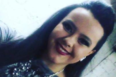 Helenara Pinzon, 22 anos, foi morta a facadas em Santa Maria. A principal suspeita de cometer o crime é a ex-namorada dela Stéphani Ferreira, 24 anos.