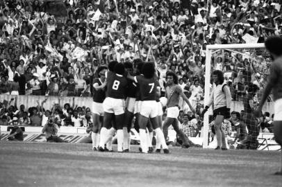  Inter Campeão Brasileiro de 1975.No dia 14 de dezembro de 75, o Inter tornou-se campeão brasileiro ao vencer o Cruzeiro com um gol de Figueroa.Campeonato Brasileiro de 1975Estádio Beira-Rio - Inter 1 X 0 Cruzeiro #Envelope: 111683*OBS CDI: fotógrafo identificado como "Carloss" no envelope original de negativos.