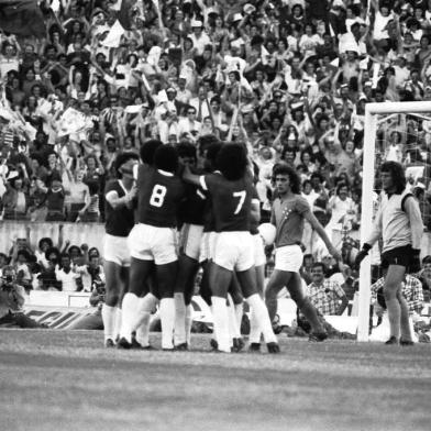  Inter Campeão Brasileiro de 1975.No dia 14 de dezembro de 75, o Inter tornou-se campeão brasileiro ao vencer o Cruzeiro com um gol de Figueroa.Campeonato Brasileiro de 1975Estádio Beira-Rio - Inter 1 X 0 Cruzeiro #Envelope: 111683*OBS CDI: fotógrafo identificado como "Carloss" no envelope original de negativos.