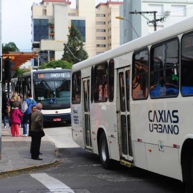  CAXIAS DO SUL, RS, BRASIL  (15/05/2015) Parada da Visate. Página do Ciro 2015.  Na foto, parada da Visate na rua Bento Gonçalves, esquina Marechal Floriano. (Roni Rigon/Pioneiro)