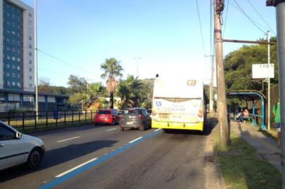 A Avenida Bento Gonçalves, no limite entre Porto Alegre e Viamão, conta a partir desta quarta-feira (16), com uma faixa exclusiva para os ônibus que trafegam pelos dois municípios. Trata-se de um trecho de 1,1km entre a Lomba do Sabão (Viamão) até a rótula da Avenida João de Oliveira Remião, no sentido Viamão-Porto Alegre.