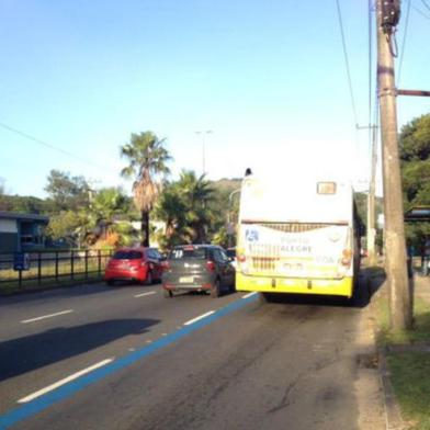 A Avenida Bento Gonçalves, no limite entre Porto Alegre e Viamão, conta a partir desta quarta-feira (16), com uma faixa exclusiva para os ônibus que trafegam pelos dois municípios. Trata-se de um trecho de 1,1km entre a Lomba do Sabão (Viamão) até a rótula da Avenida João de Oliveira Remião, no sentido Viamão-Porto Alegre.