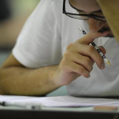  PORTO ALEGRE,RS,BRASIL- 04/01/2015- Segundo dia de provas do vestibular UFRGS 2015. Estudantes realizam a prova de língua portuguesa e redação, no Colégio Estadual Julio de Castilhos, em Porto Alegre. (FOTO: Caco Konzen / Especial)