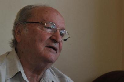  SANTA MARIA, RIO GRANDE DO SUL, BRASIL, 25-03-2014: Renan Kurtz, advogado, ex-vereador que foi cassado pelo regime militar. O político foi preso duas vezes em Santa Maria. Ele era considerado comunista, subversivo e seria uma liderança contrária ao regime dentro da UFSM. (Foto: Claudio Vaz/ Agência RBS, POLÍTICA)