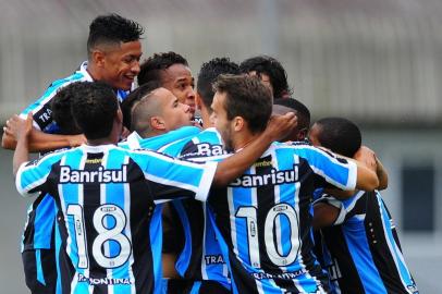  

ALVORADA, RS, 13-12-2015.  Jogo entre Grêmio x São Paulo, válido pela última rodada classificatória da Copa Ipiranga Sub-20, no estádio Morada dos Quero-Queros. As equipes de Grêmio e São Paulo já estão classificadas para a próxima fase da competição.(FOTO: DIEGO VARA / AGÊNCIA RBS)